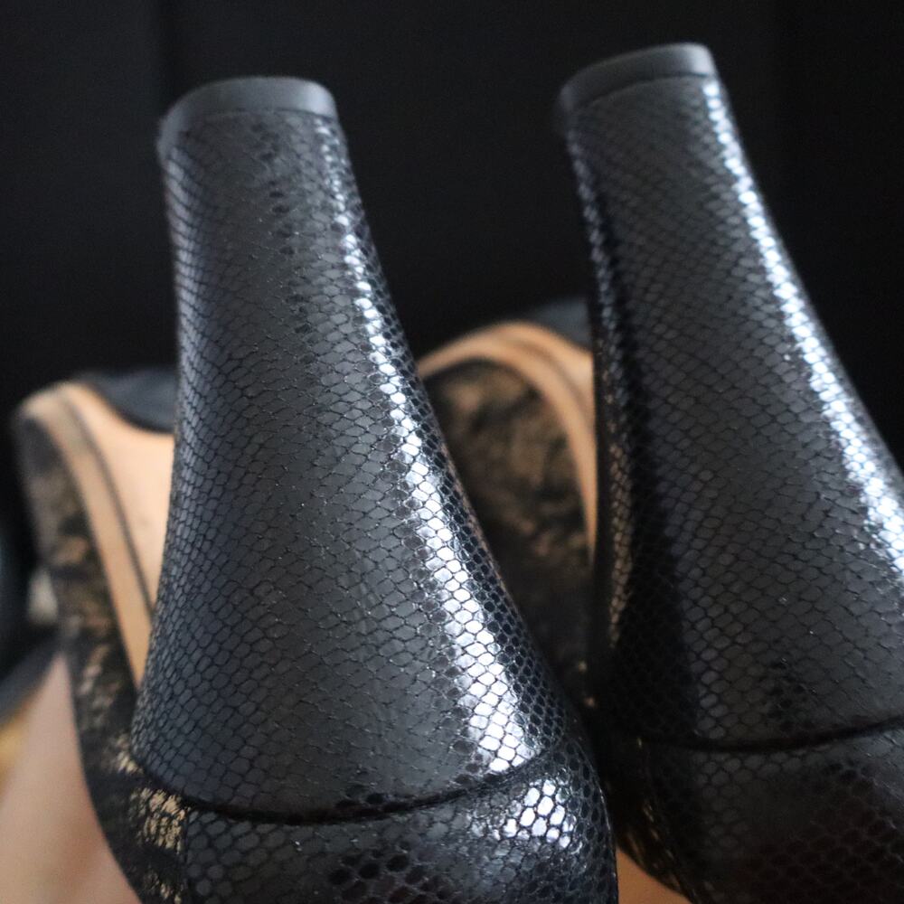 Chanel Black Gold Lace Stretch Spirit Heels Interlock CC Karl Collection US 9 40 - Picture 11 of 14